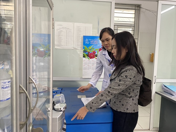 PGS.TS Nguyễn Thị Kiều Anh kiểm tra khu vực bảo quản vắc xin tại Trạm y tế xã Song Phượng
