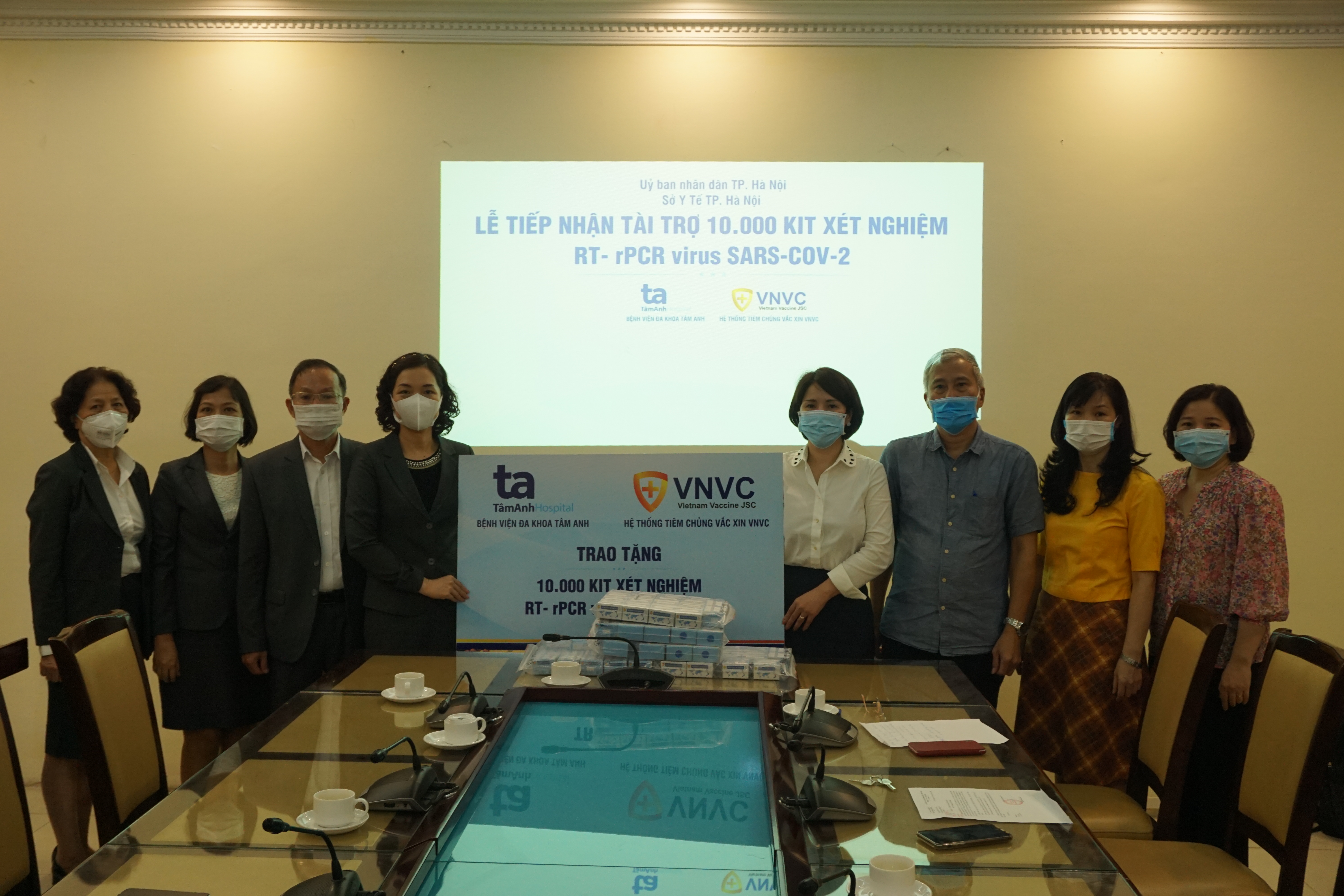 Sở Y tế Hà Nội tiếp nhận ủng hộ 10.000 Kit xét nghiệm virus SARS-COV-2 và 12.000 mặt nạ chống giọt bắn