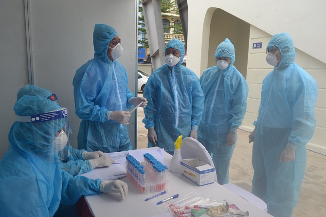 Lãnh đạo Sở Y tế kiểm tra công tác lấy mẫu xét nghiệm cho người dân trở về từ Đà Nẵng
