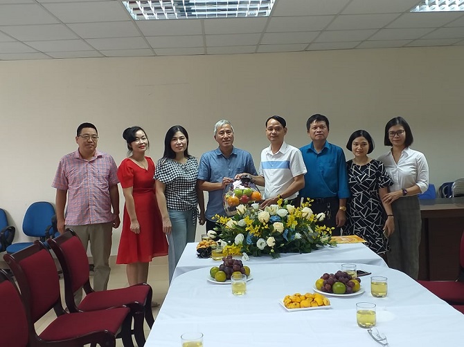 Công đoàn ngành Y tế Hà Nội thăm, động viên và tặng quà cán bộ y, bác sĩ, người lao động của Trung tâm kiểm soát bệnh tật Hà Nội