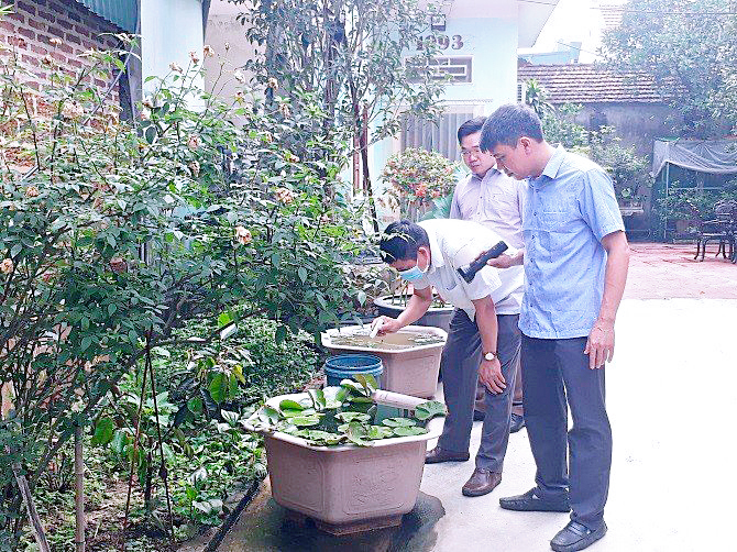 Giám sát công tác phòng chống dịch bệnh sốt xuất huyết trên địa bàn xã Phùng Xá, huyện Thạch Thất