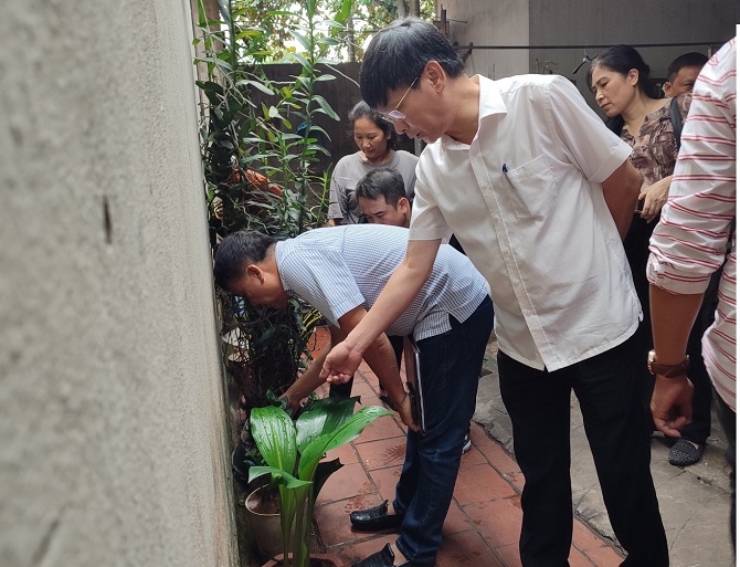 Lãnh đạo Sở Y tế kiểm tra công tác phòng chống sốt xuất huyết tại phường Biên Giang, quận Hà Đông