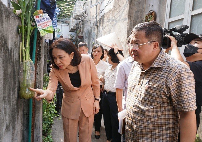 Phó Chủ tịch UBND TP Hà Nội kiểm tra đột xuất công tác phòng chống dịch bệnh sốt xuất huyết trên địa bàn phường Định Công