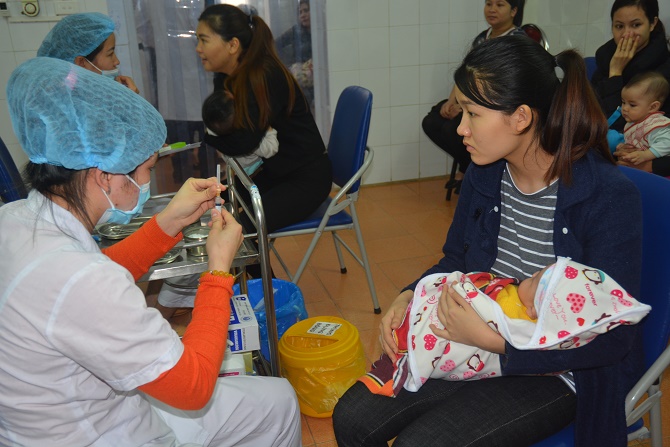Hà Nội đề nghị các đơn vị triển khai thực hiện tổ chức tiêm chủng thường xuyên và tiêm bù mũi các vắc xin trong tiêm chủng mở rộng
