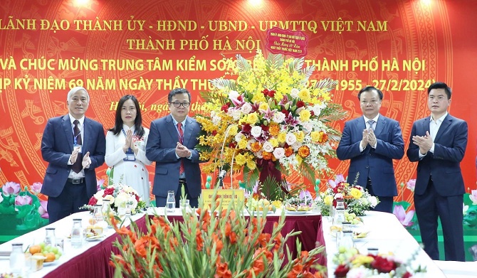 Bí thư Thành ủy Hà Nội thăm, chúc mừng Trung tâm Kiểm soát bệnh tật thành phố Hà Nội nhân kỷ niệm 69 năm Ngày thầy thuốc Việt Nam