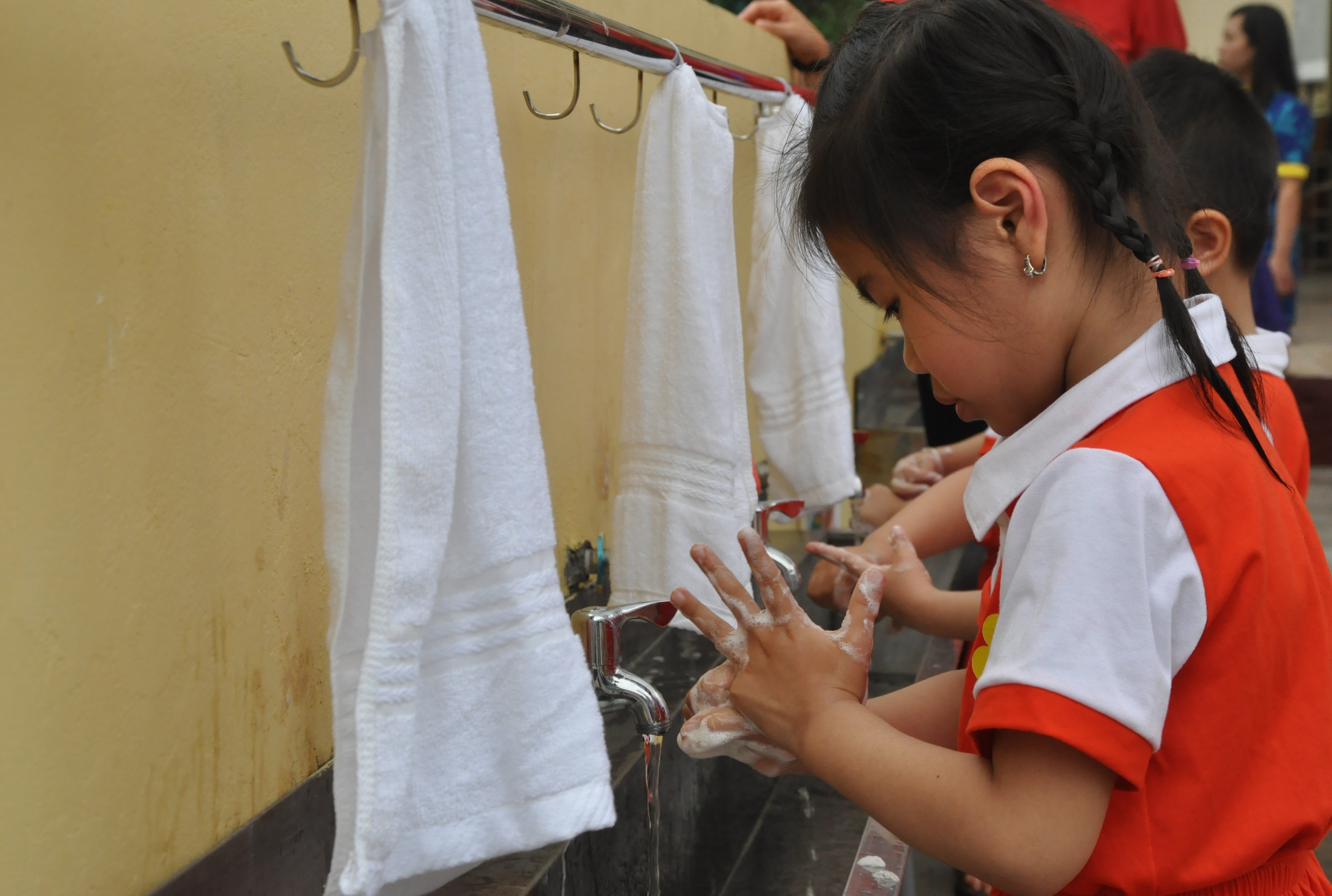 Rửa tay thường xuyên với xà phòng là biện pháp đơn giản, hiệu quả để chủ động bảo vệ sức khỏe