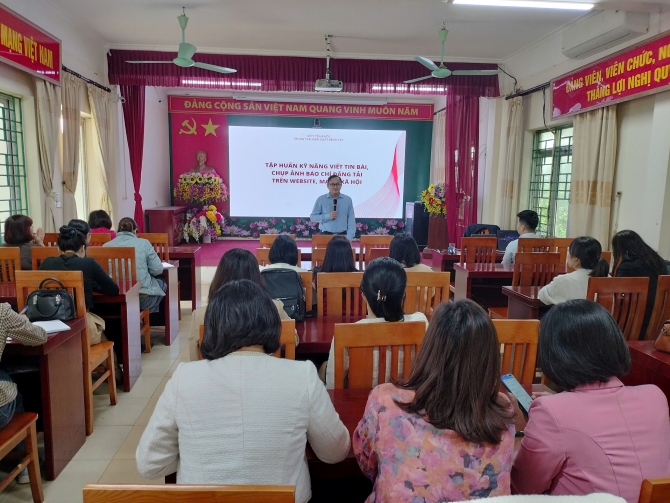 Tập huấn kỹ năng viết tin, chụp ảnh báo chí cho cán bộ truyền thông của 126 trạm Y tế xã, phường