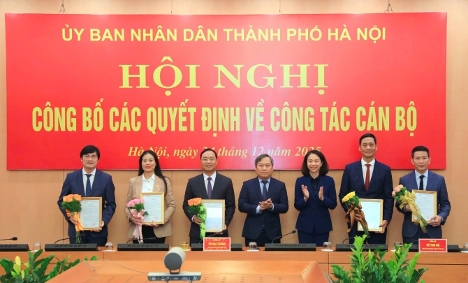 UBND Thành phố trao Quyết định tiếp nhận, bổ nhiệm Giám đốc Sở Y tế Hà Nội