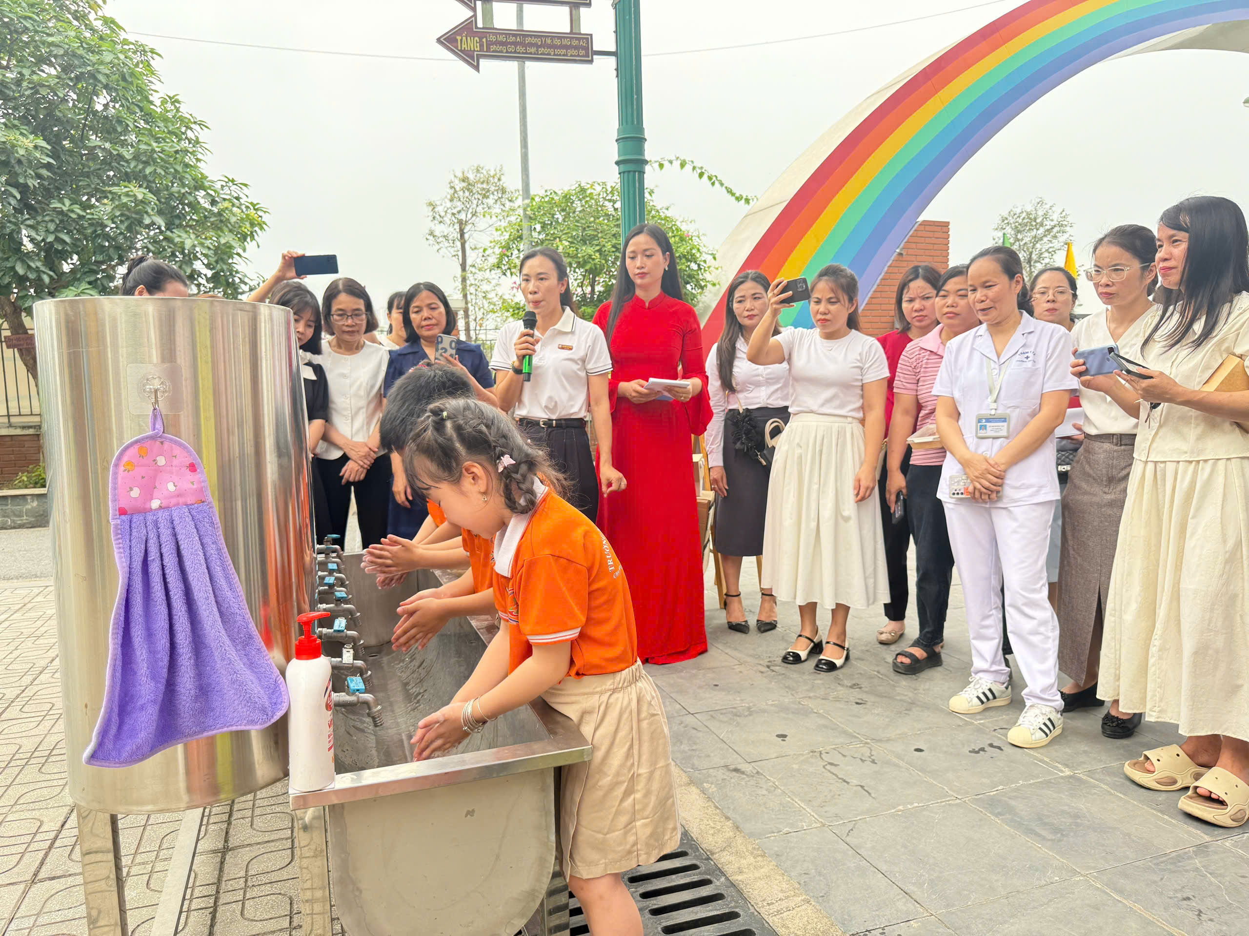 Tăng cường vệ sinh môi trường, khử khuẩn chủ động phòng chống bệnh tay chân miệng và các dịch bệnh khác