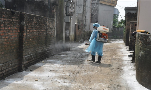 Tăng cường tổng vệ sinh môi trường, phòng chống dịch bệnh tại các xã bị ngập úng của huyện Quốc Oai