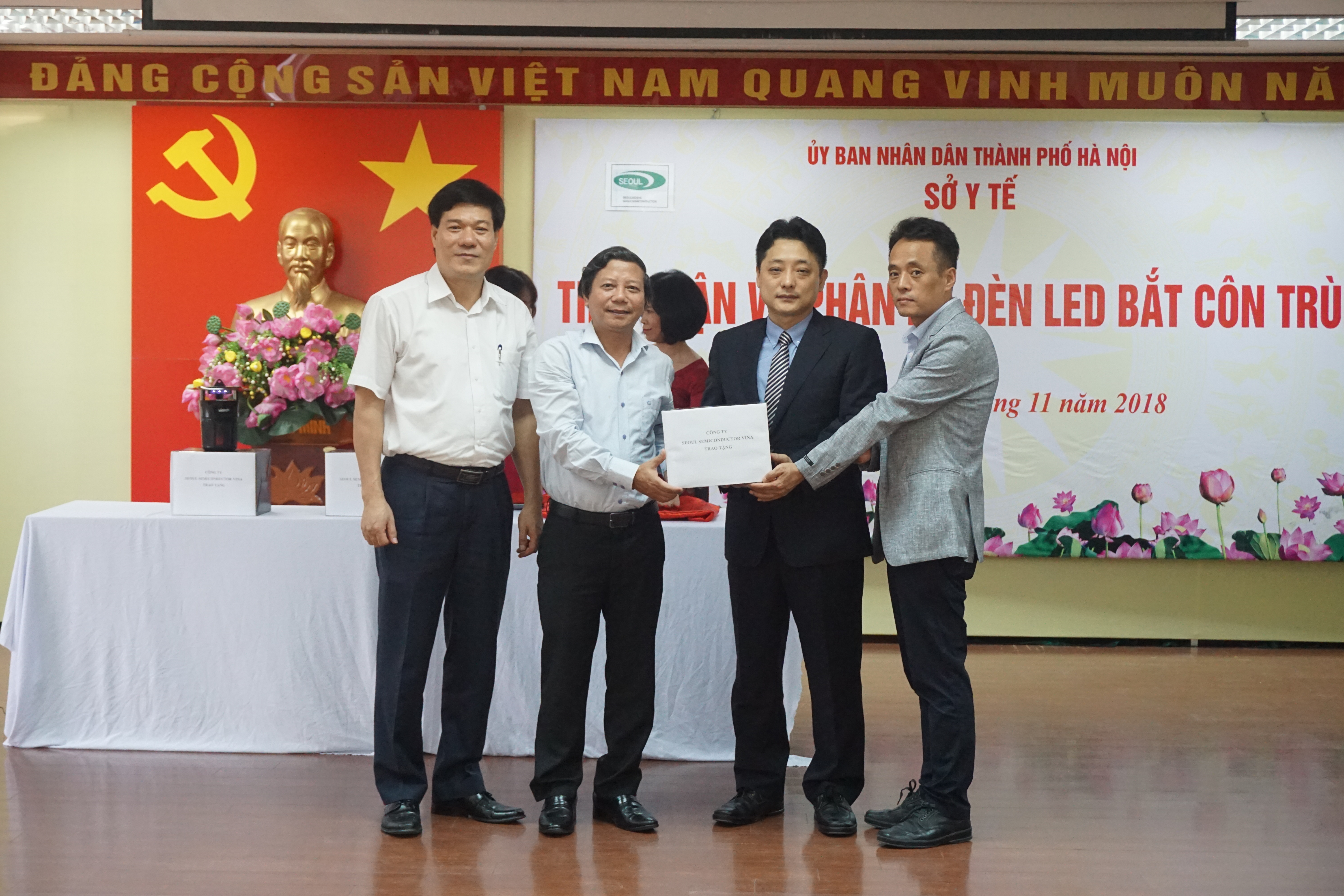 Sở Y tế Hà Nội tiếp nhận 2000 chiếc đèn Led bắt côn trùng Moslean do Công ty TNHH Seoul Semiconductor (SSC) trao tặng