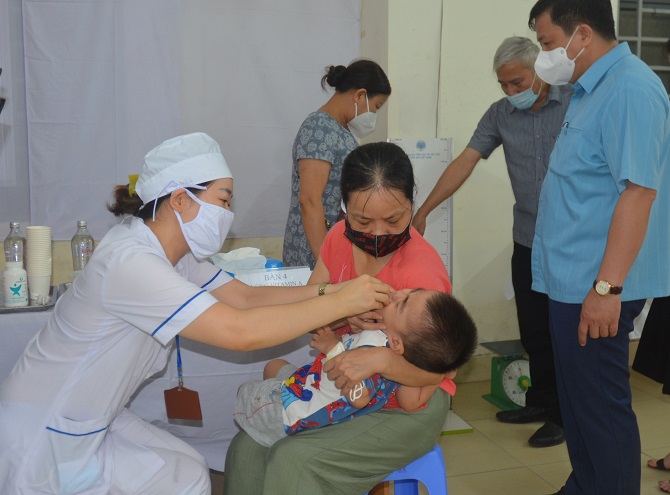 Hà Nội phấn đấu trên 99,8% trẻ em từ 6 đến dưới 36 tháng tuổi uống Vitamin A liều cao trong đợt 1 năm 2025