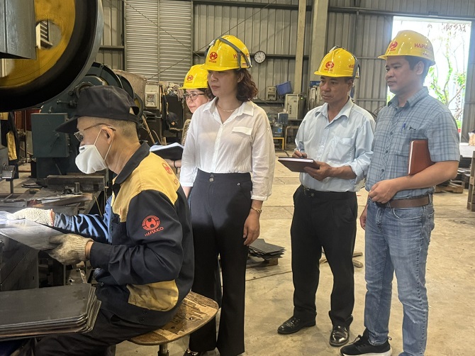 Giám sát công tác vệ sinh lao động tại Nhà máy chế tạo thiết bị chiếu sáng và đô thị